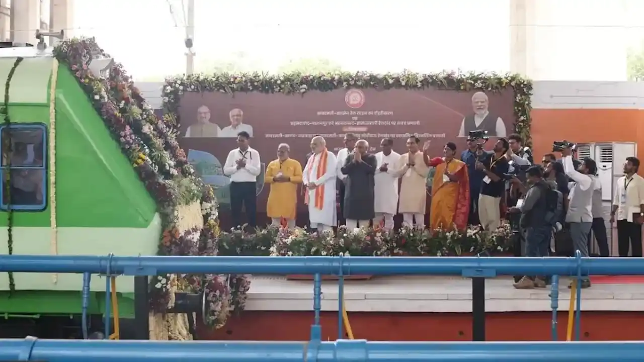 एलएनजी से दौड़ी देश की पहली डुअल-फ्यूल ट्रेन, अमित शाह ने दिखाई हरी झंडी