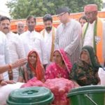चित्रकूट पहुंचे सीएम योगी आदित्यनाथ, बाढ़ पीड़ितों को बांटी राहत सामग्री
