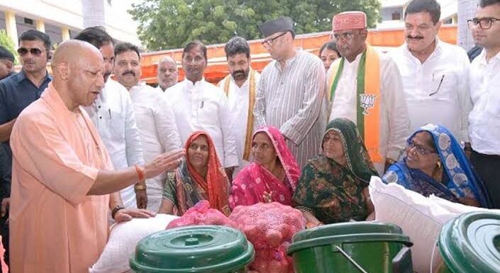 चित्रकूट पहुंचे सीएम योगी आदित्यनाथ, बाढ़ पीड़ितों को बांटी राहत सामग्री