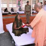 चित्रकूट में ग्राउंड जीरो पर पहुंचे सीएम योगी, बाढ़ प्रभावित परिवारों को दिया मुआवजा और भूमि पट्टा
