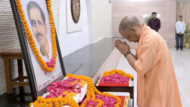 पं. दीनदयाल उपाध्याय की 110वीं जयंती पर सीएम योगी ने दी श्रद्धांजलि