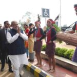 पूर्वोत्तर दौरे पर उपराष्ट्रपति राधाकृष्णन, मेघालय में पारंपरिक अंदाज में हुआ स्वागत