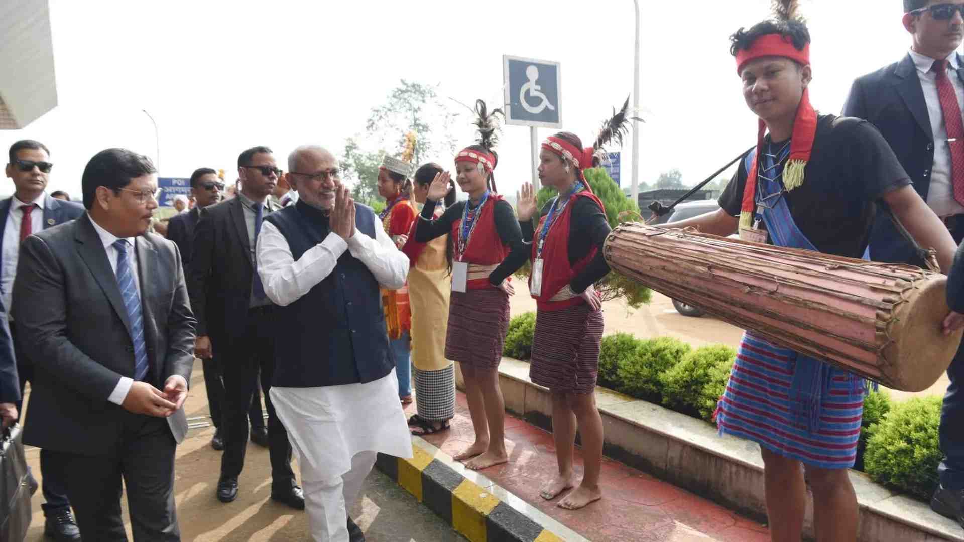 पूर्वोत्तर दौरे पर उपराष्ट्रपति राधाकृष्णन, मेघालय में पारंपरिक अंदाज में हुआ स्वागत