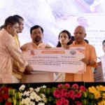 बाढ़ से स्थायी राहत के लिए होगी गंगा ड्रेजिंग, फर्रुखाबाद में CM योगी ने बांटी राहत सामग्री