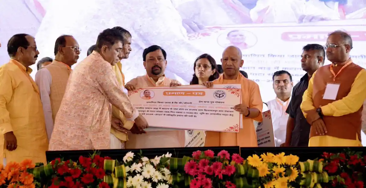 फर्रुखाबाद में CM योगी ने बांटी राहत सामग्री