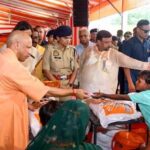 फर्रुखाबाद में बोले योगी: हर संभव मदद पहुंचाएगी सरकार, 1,000 बाढ़ पीड़ित परिवारों को राहत किट