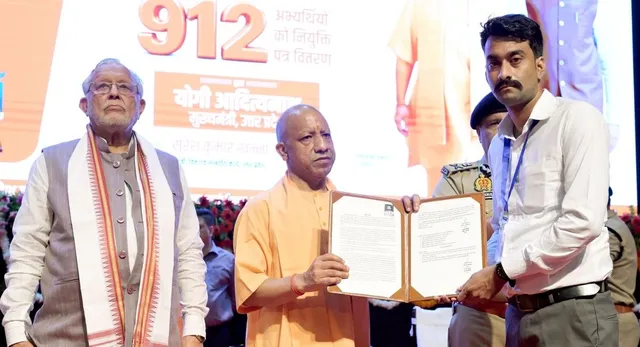 यूपी पुलिस में काबिलियत से मिली नौकरी, नियुक्ति पत्र पाकर बोले अभ्यर्थी