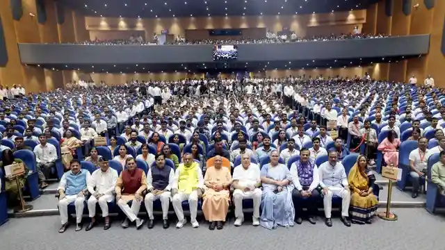 यूपी में 1,375 ग्राम पंचायत अधिकारियों को मिला नियुक्ति पत्र