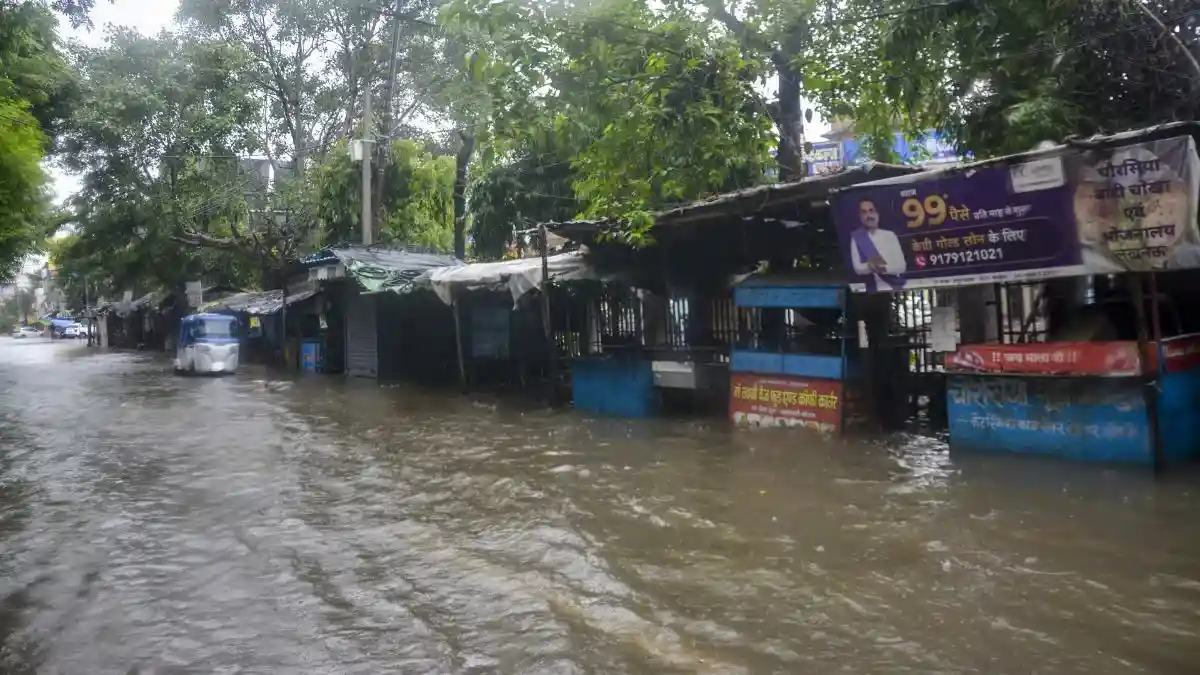 यूपी में भारी बारिश से 60 घंटे में 56 मौतें, 1021 मकान क्षतिग्रस्त