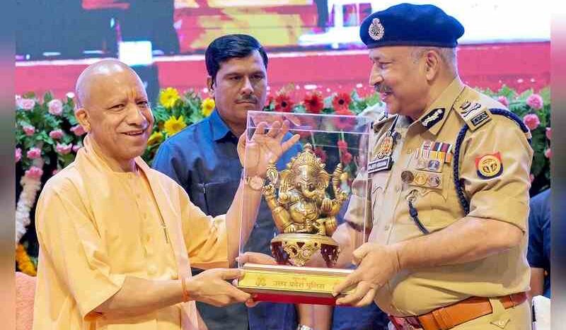 योगी बोले- छह महीने में एक लाख युवाओं को सरकारी नौकरी