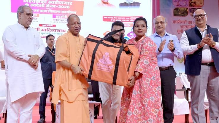 योगी बोले- सैफई महोत्सव और बर्मिंघम की बग्गी में उलझीं सरकारों