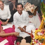 राज्यपाल आनंदीबेन पटेल ने द्वारिकाधीश मंदिर में की पूजा-अर्चना, भगवान कृष्ण को अर्पित किया छप्पन भोग