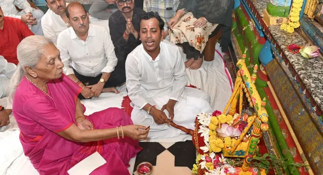 राज्यपाल आनंदीबेन पटेल ने द्वारिकाधीश मंदिर में की पूजा-अर्चना