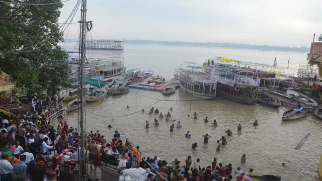 वाराणसी में गंगा का जलस्तर फिर बढ़ा, नौका संचालन पर रोक बरकरार