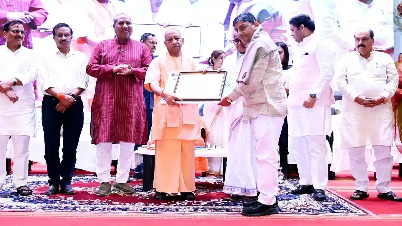 शिक्षा के समर्पण को मिला सम्मान, CM योगी ने 81 शिक्षकों को किया पुरस्कृत