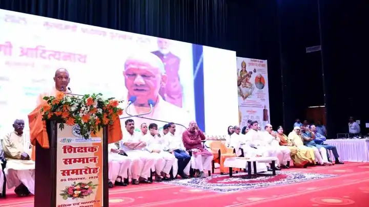 शिक्षा में राजनीति नहीं, बच्चों के भविष्य पर दें ध्यान, सीएम योगी