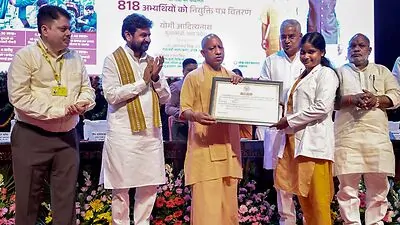 सीएम योगी का ऐलान- 6 महीने में एक लाख से ज्यादा सरकारी भर्तियां