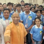 सीएम योगी ने देवप्रयाग के मेधावी विद्यार्थियों से किया संवाद, बोले- चुनौती से घबराएं नहीं, समाधान की ओर बढ़ें