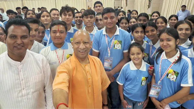 सीएम योगी ने देवप्रयाग के मेधावी विद्यार्थियों से किया संवाद
