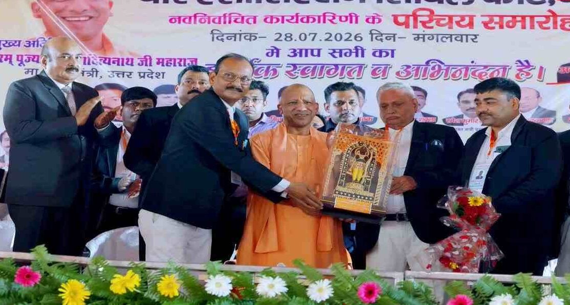 सीएम योगी ने प्रदेश के अधिवक्ताओं को दी कैशलेश इलाज की सौगात