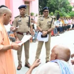 सीएम योगी ने सुनीं लोगों की समस्याएं, बोले- घबराइए नहीं, हर समस्या का समाधान कराएंगे