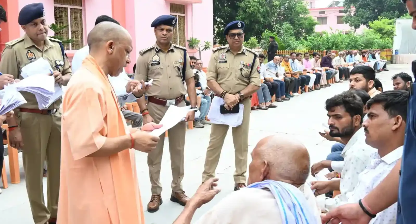 सीएम योगी ने सुनीं लोगों की समस्याएं, बोले- घबराइए नहीं, हर समस्या का समाधान कराएंगे