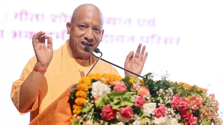 सीएम योगी वृंदावन में बोले- विदेशी आक्रांताओं ने मंदिर तोड़े, श्रीकृष्ण की स्मृति को नहीं मिटा पाए