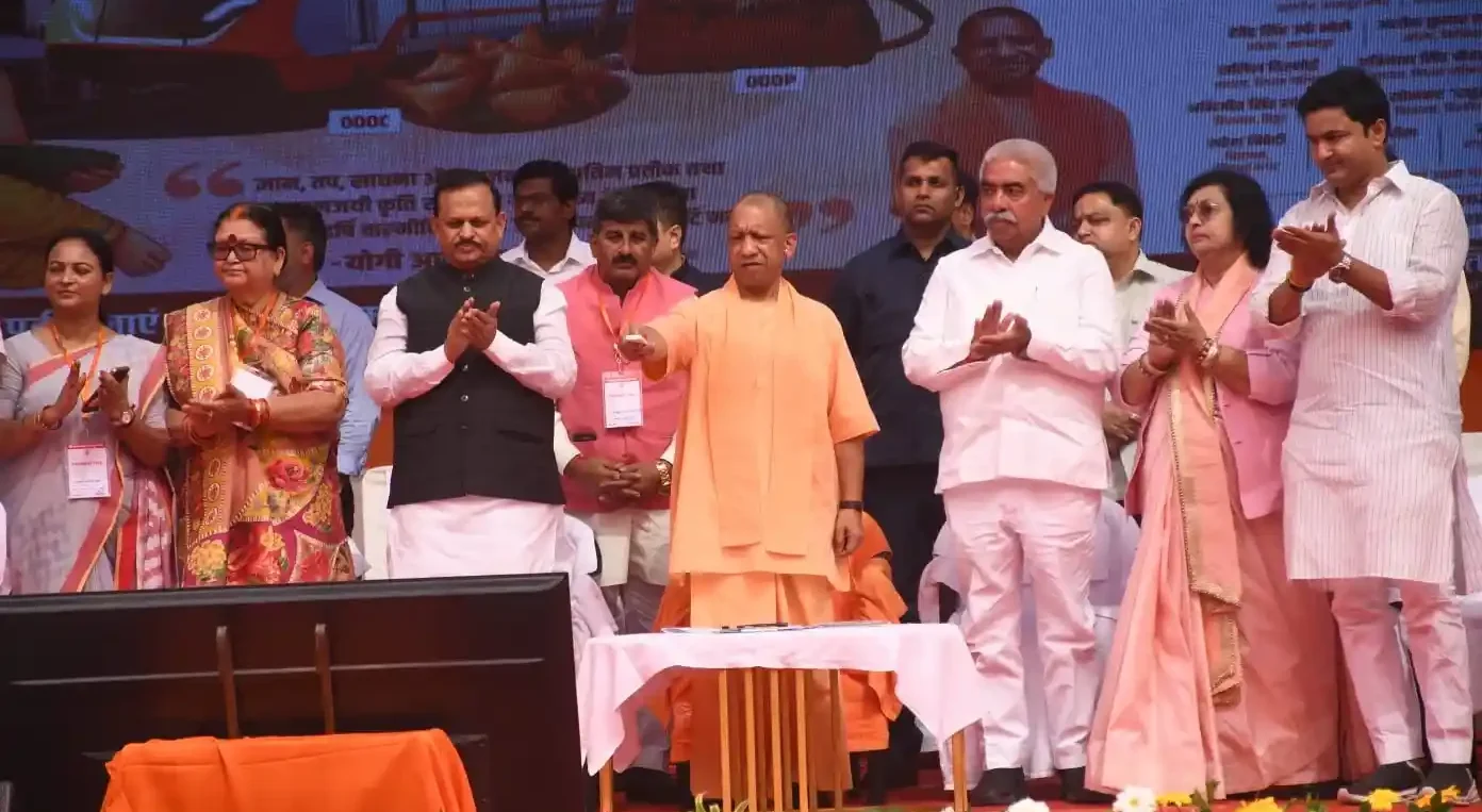 CM योगी का तंज, बोले- विरासत में गद्दी मिल सकती है, बुद्धि नहीं