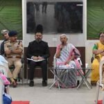 कानपुर: बच्चियों के हुनर से प्रभावित हुईं राज्यपाल आनंदी बेन पटेल, बोलीं- बाजार तक पहुंचाएं हाथों से बने उत्पाद