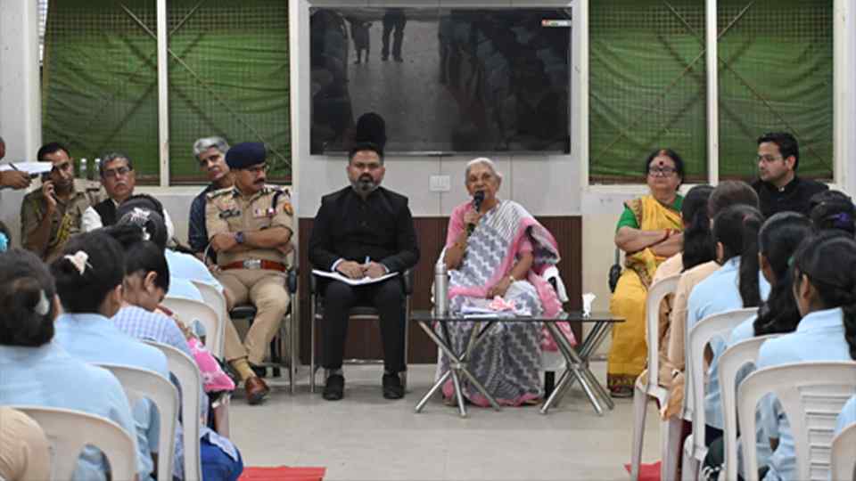 कानपुर, बच्चियों के हुनर से प्रभावित हुईं राज्यपाल आनंदी बेन पटेल