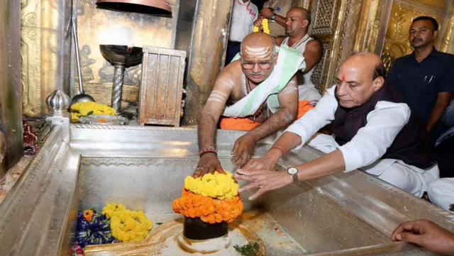 काशी विश्वनाथ दर्शन, रक्षा मंत्री राजनाथ सिंह ने संकट मोचन