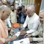गांधी जयंती पर सीएम योगी ने खरीदा खादी का गमछा, 30 जनवरी 2027 तक 25 फीसदी छूट का ऐलान