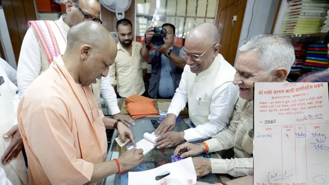 गांधी जयंती पर सीएम योगी ने खरीदा खादी का गमछा