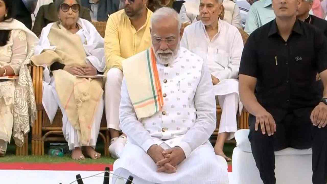 गांधी जयंती, पीएम मोदी ने राजघाट पर बापू को दी श्रद्धांजलि