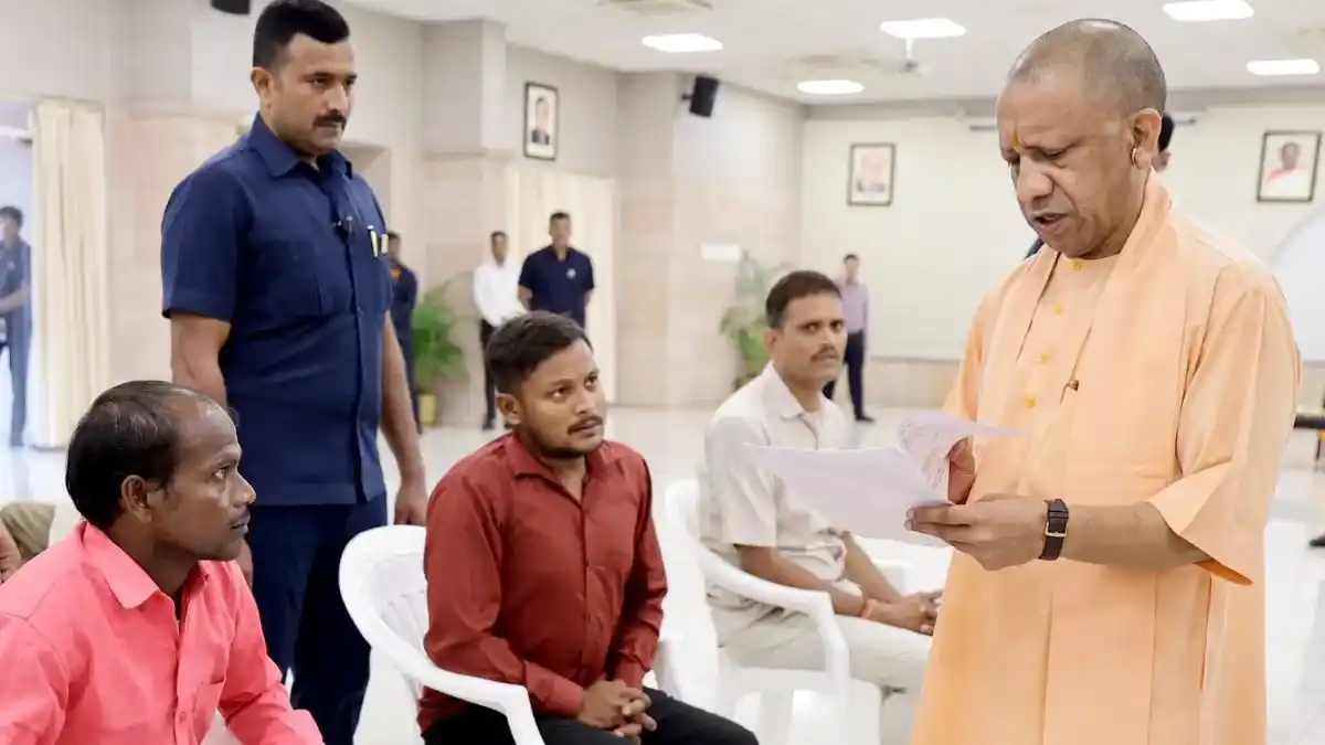 जनता दर्शन में सीएम योगी ने सुनीं फरियादें