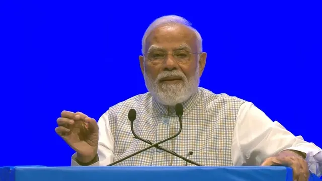 पीएम मोदी बोले- मोबाइल और इंटरनेट ने दूर की कई बाधाएं