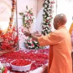 बस्ती पहुंचे सीएम योगी आदित्यनाथ, हरीश द्विवेदी की मां यशोदा देवी को दी श्रद्धांजलि