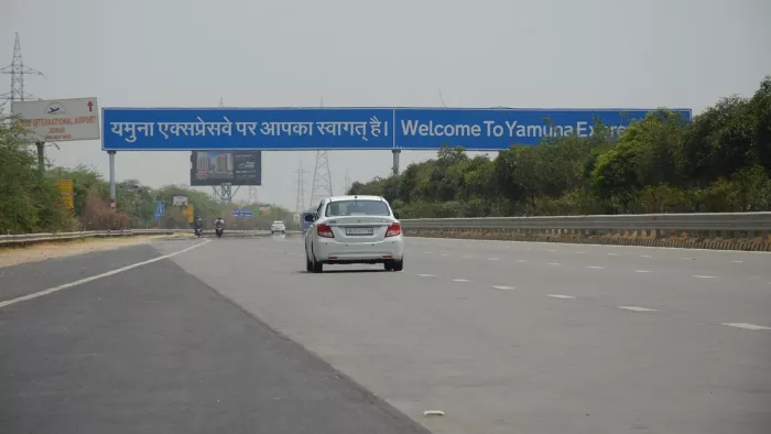 यूपी के सभी एक्सप्रेसवे पर घटेगी वाहनों की रफ्तार