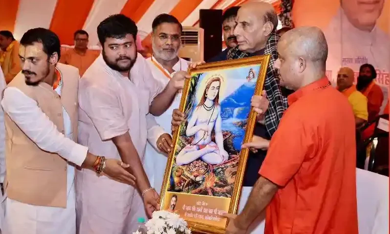 राजनाथ सिंह अयोध्या पहुंचे, बोले- संस्कृत ज्ञान-विज्ञान का महासागर है