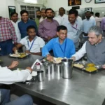 रेल मंत्री अश्विनी वैष्णव का बरेका दौरा, कर्मचारियों के साथ कैंटीन में बैठकर किया भोजन; समस्याएं भी सुनीं