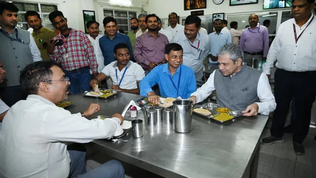 रेल मंत्री अश्विनी वैष्णव का बरेका दौरा, कर्मचारियों के साथ कैंटीन में बैठकर किया भोजन