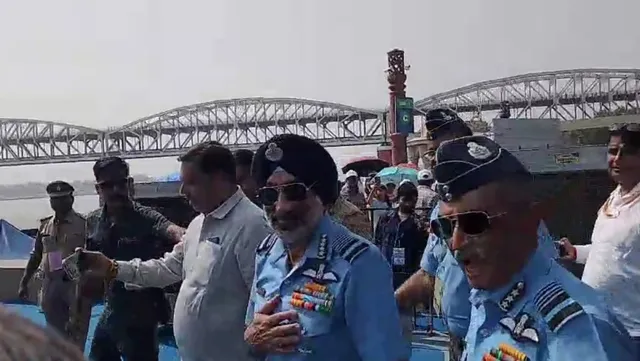 वाराणसी एयर शो पर वायुसेना का विशेष डाक टिकट जारी