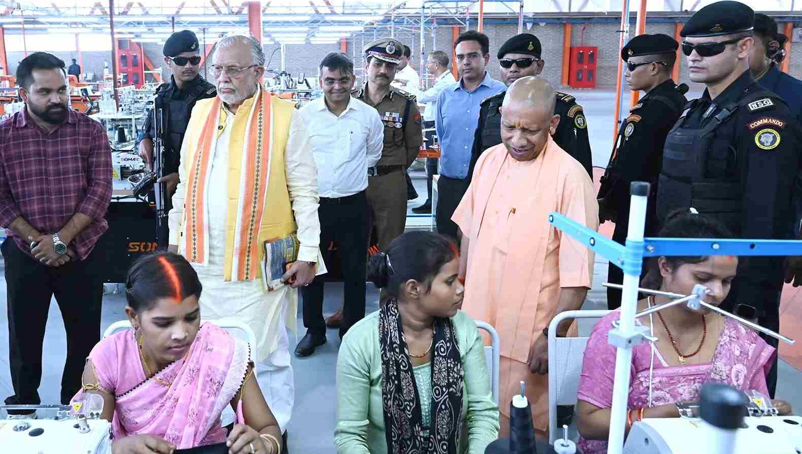 वाराणसी में CM योगी ने किया अरविंद मिल की नई इकाई का निरीक्षण