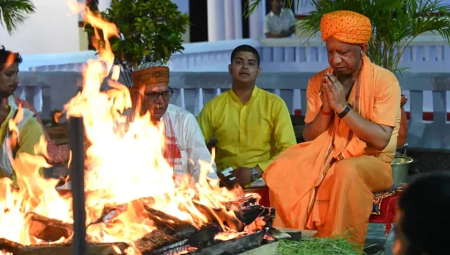 सीएम योगी ने गोरखनाथ मंदिर में किया महानिशा पूजन