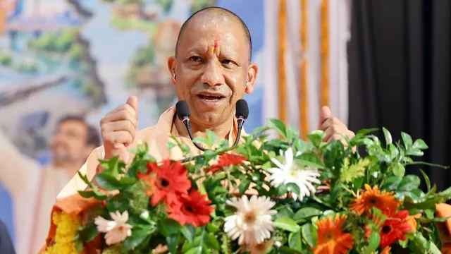 सीएम योगी बोले- गांव से ग्लोबल तक की यात्रा है पीएम मोदी की 25 वर्षों की सेवा
