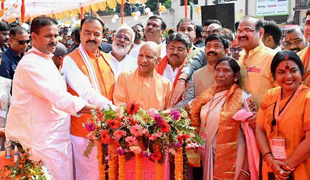 सीएम योगी बोले- महापुरुषों को सम्मान देकर ही आगे बढ़ सकता है देश